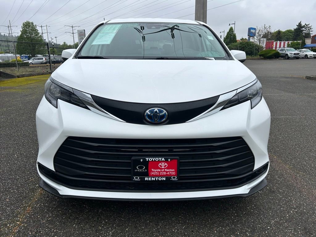 Certified 2024 Toyota Sienna LE AWD/4WD image 2