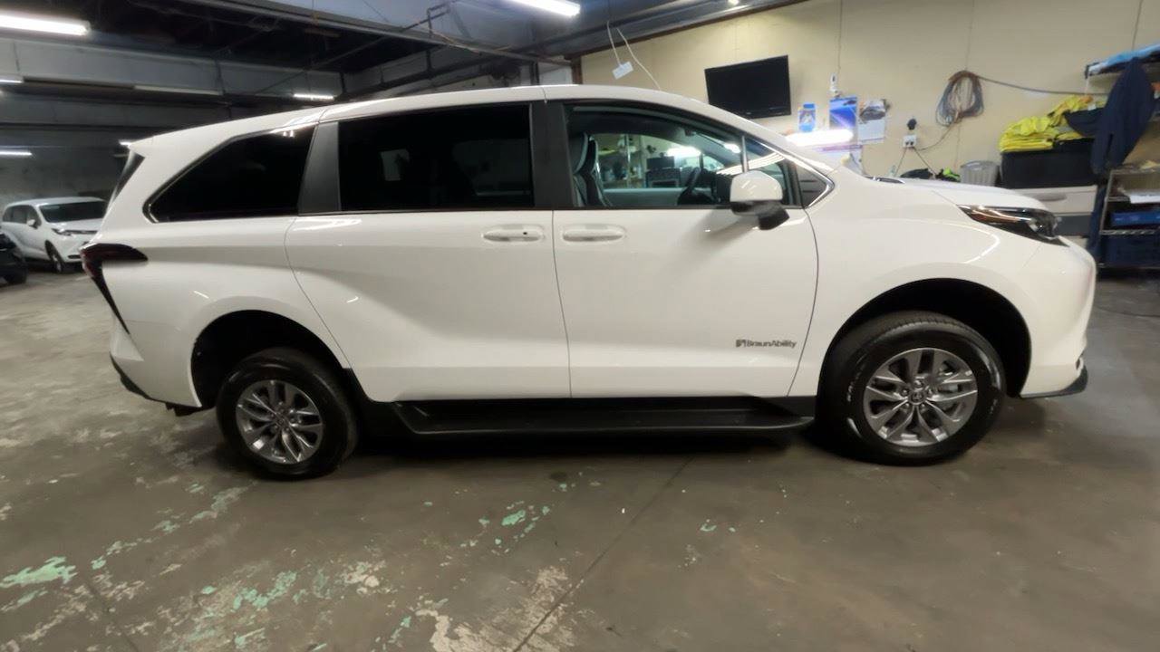 Used 2025 Toyota Sienna LE image 15