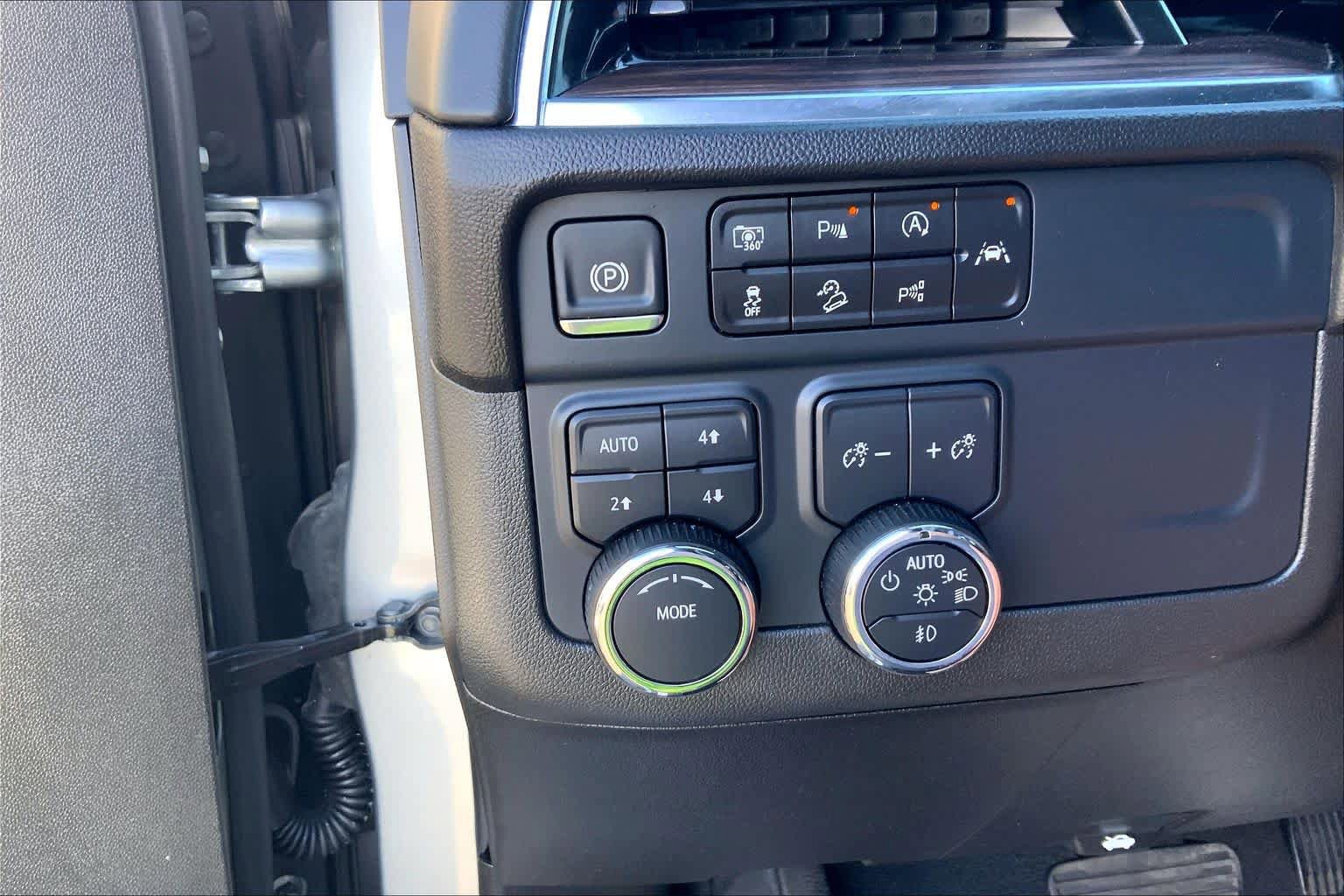 Used 2025 Chevrolet Suburban Z71 AWD/4WD image 35