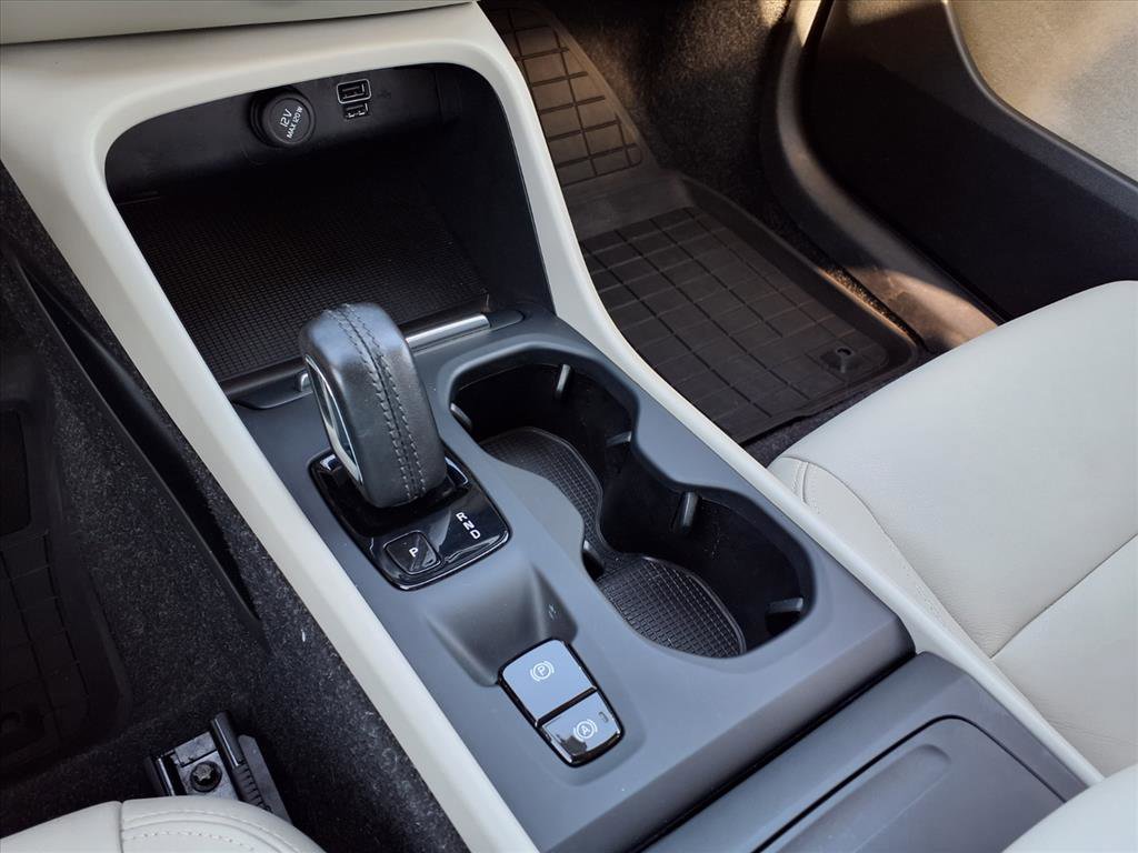 Used 2021 Volvo XC40 T4 Momentum w/ Protection Package Premier image 23