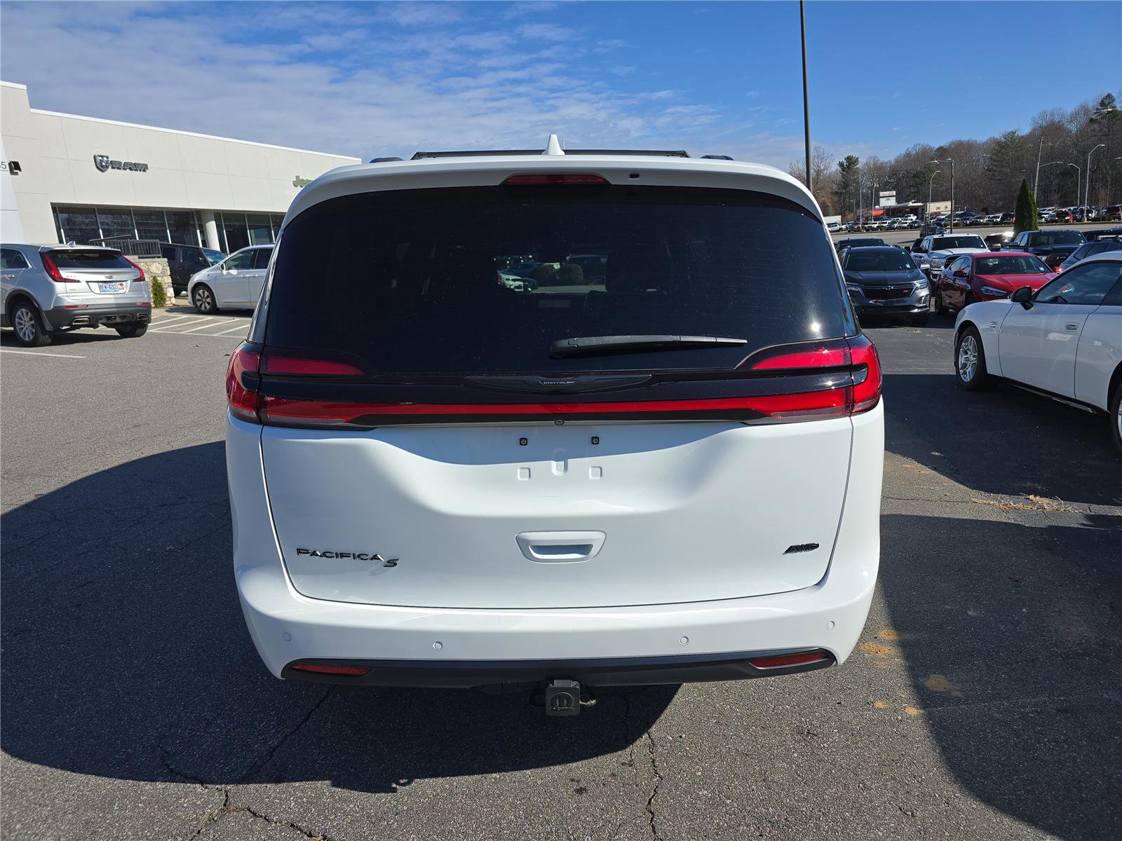 Used 2022 Chrysler Pacifica Touring-L w/ S Appearance Package image 4