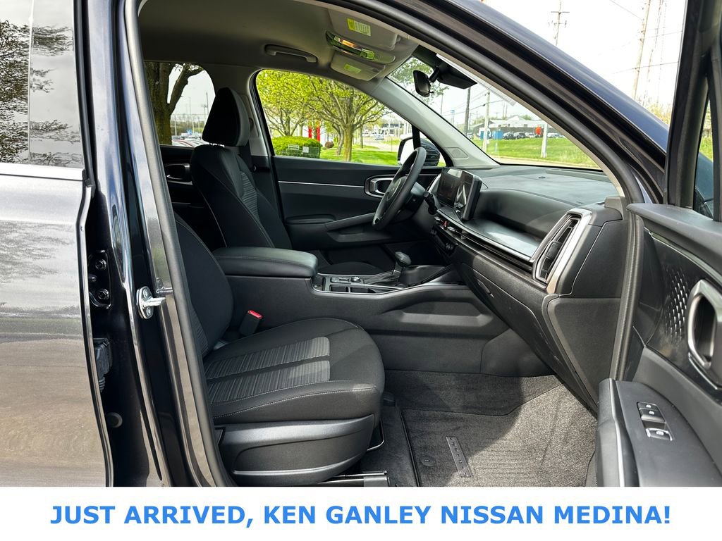 Used 2025 Kia Sorento LX FWD image 23