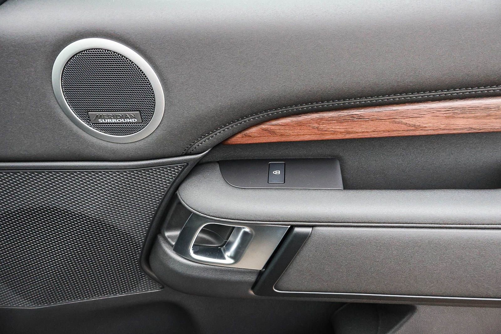 New 2026 Land Rover Discovery S image 19