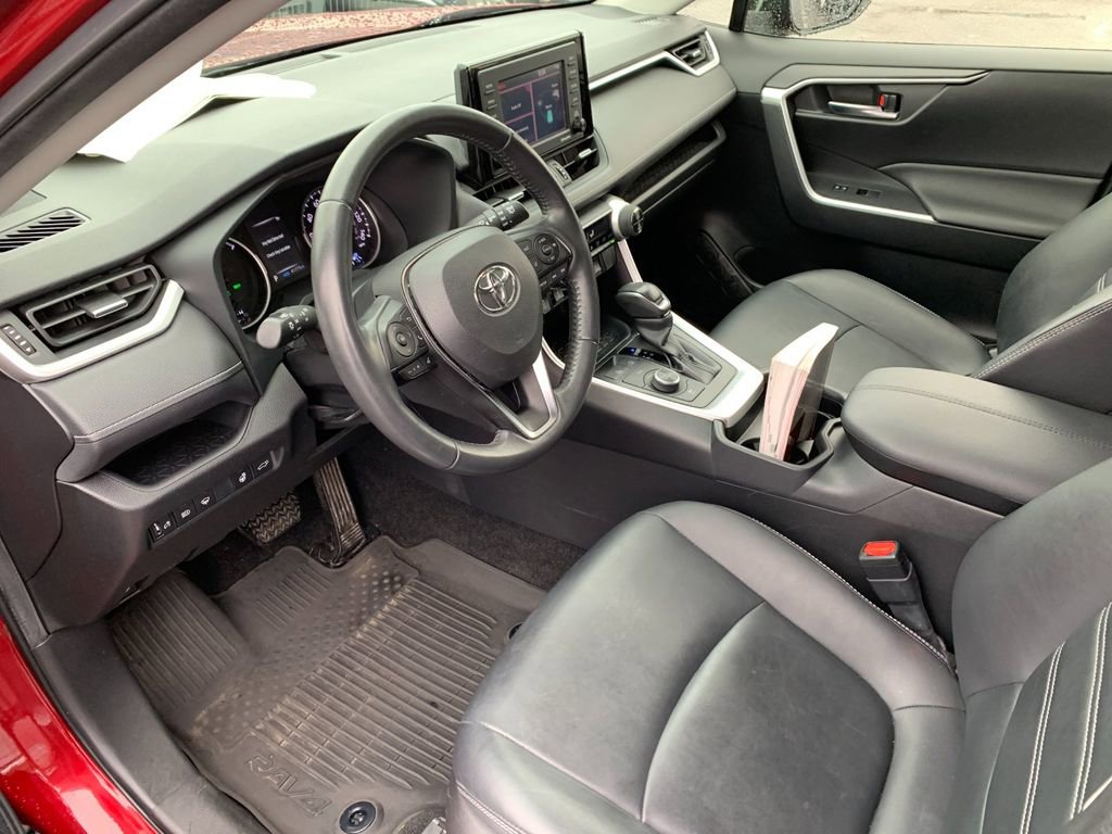 Used 2021 Toyota RAV4 XLE Premium image 10