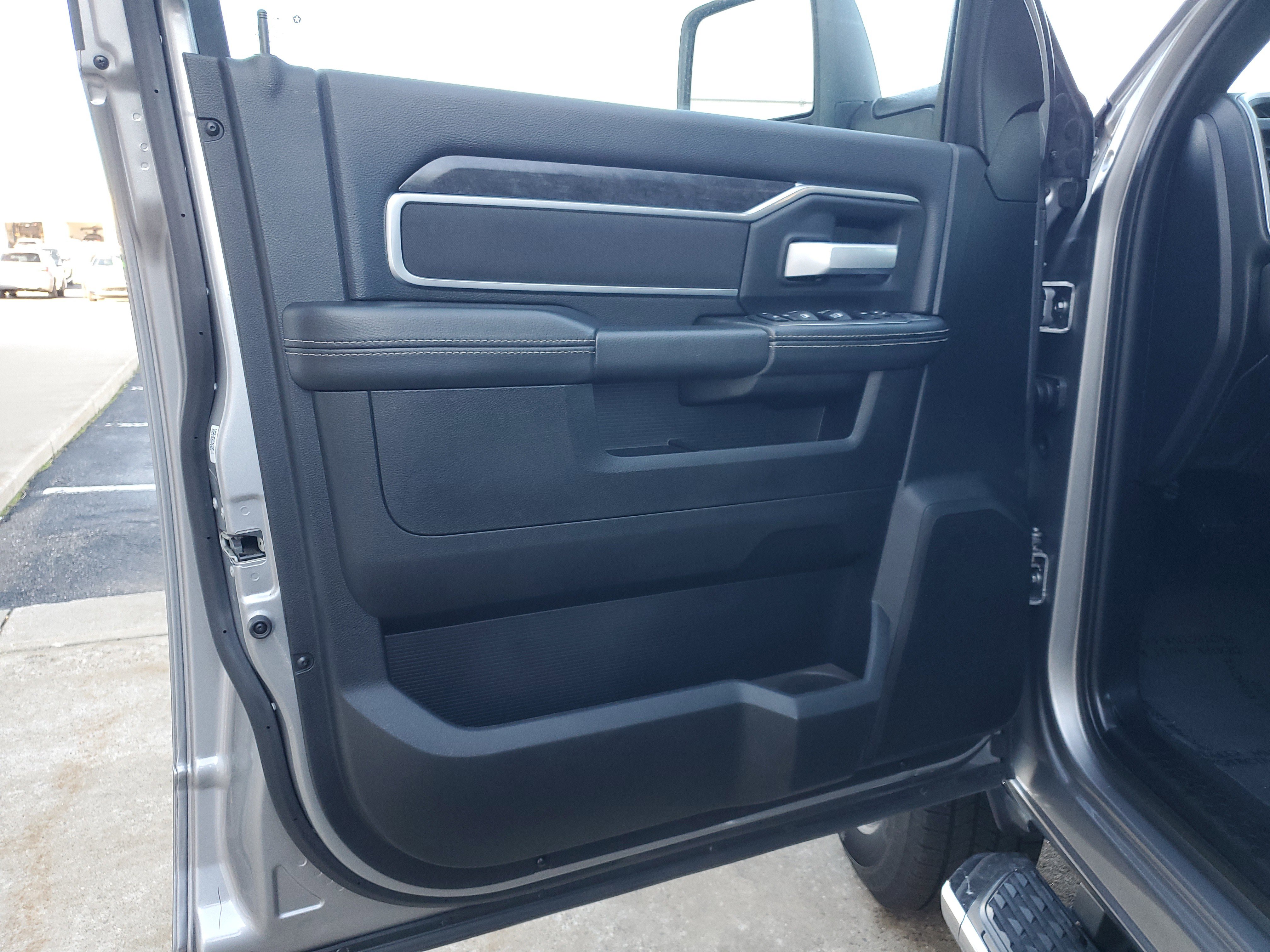 Used 2024 RAM 2500 Big Horn w/ Sport Appearance Package image 6