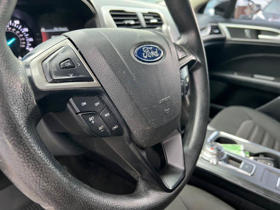 Used 2018 Ford Fusion SE w/ Fusion SE Technology Package FWD image 10
