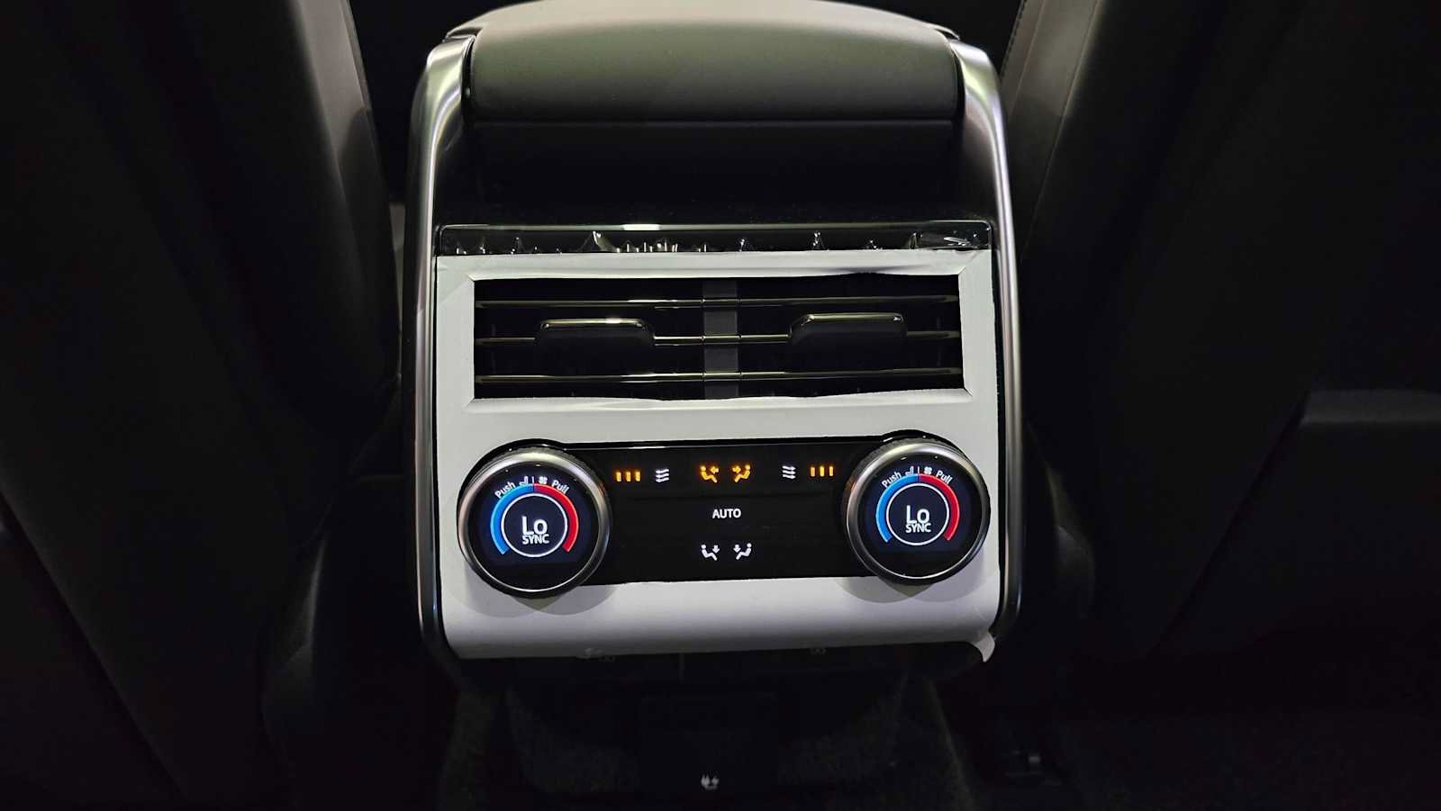 New 2026 Land Rover Range Rover Long Wheelbase SE AWD/4WD image 18