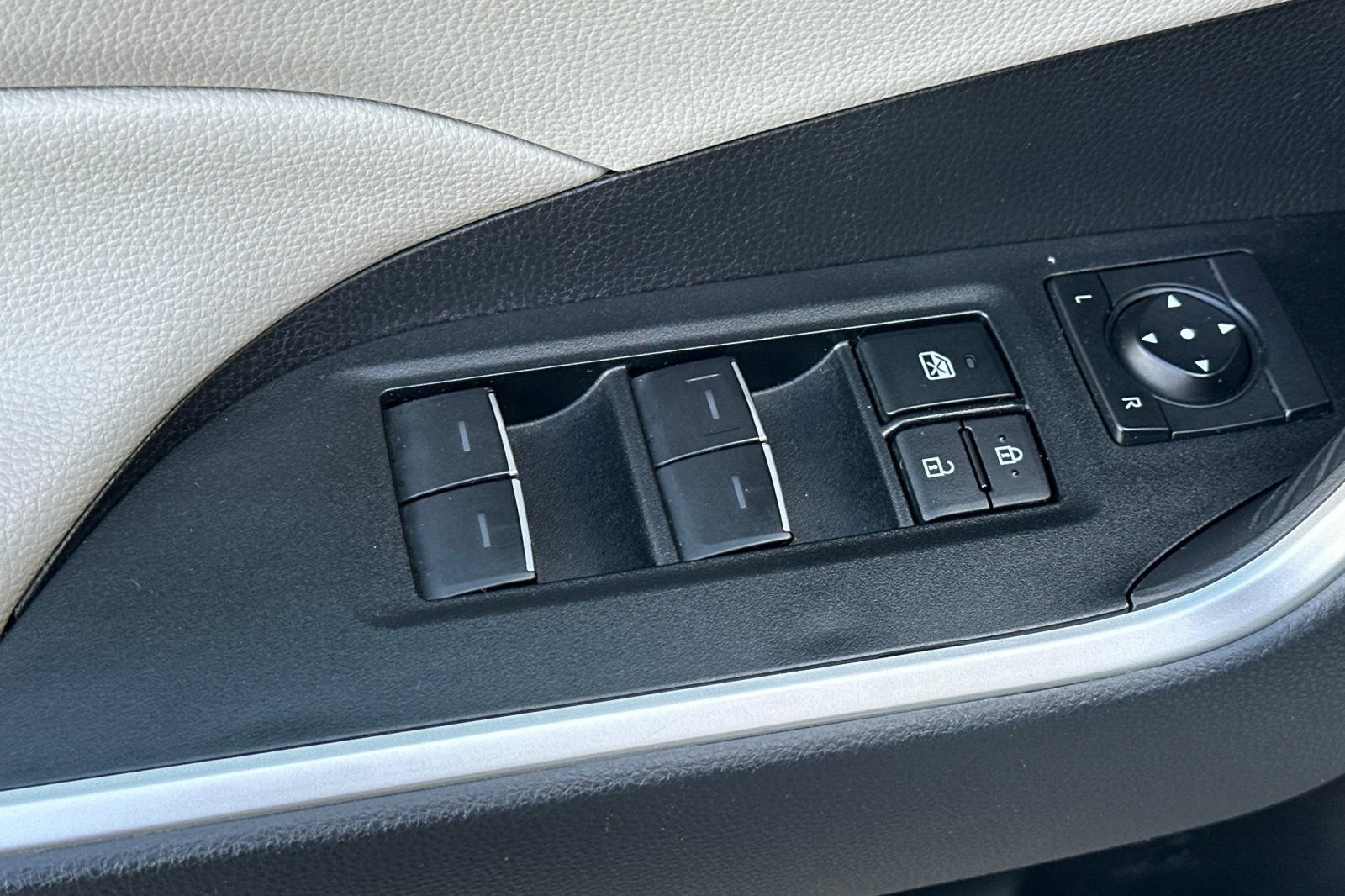 Used 2025 Toyota RAV4 XLE w/ Convenience Package FWD image 12