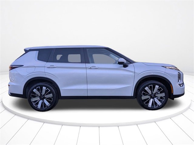 New 2025 Mitsubishi Outlander SE image 3