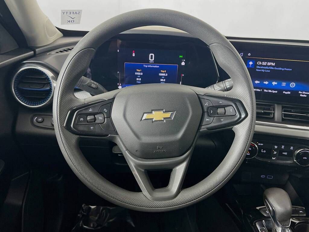 Certified 2025 Chevrolet Trax LT image 11