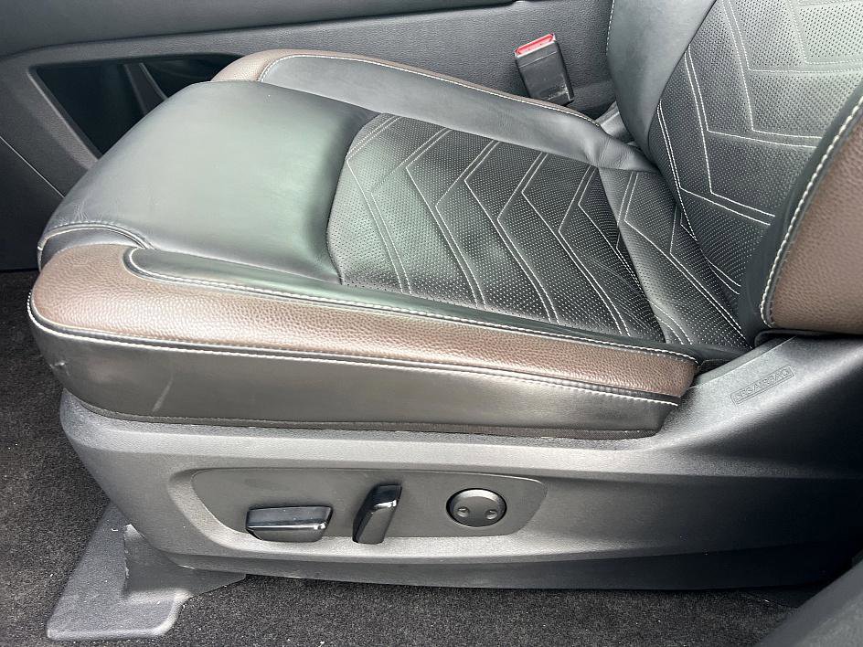 Certified 2024 Nissan Pathfinder Platinum w/ Black Appearance Package image 20