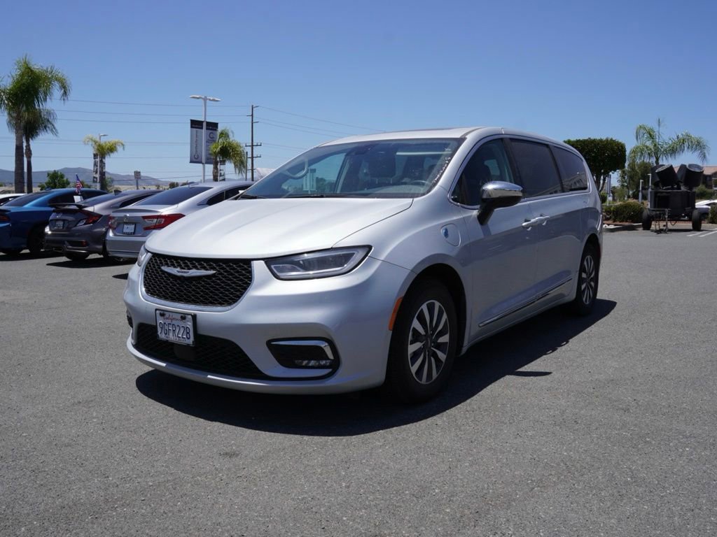 Used 2023 Chrysler Pacifica Limited image 3
