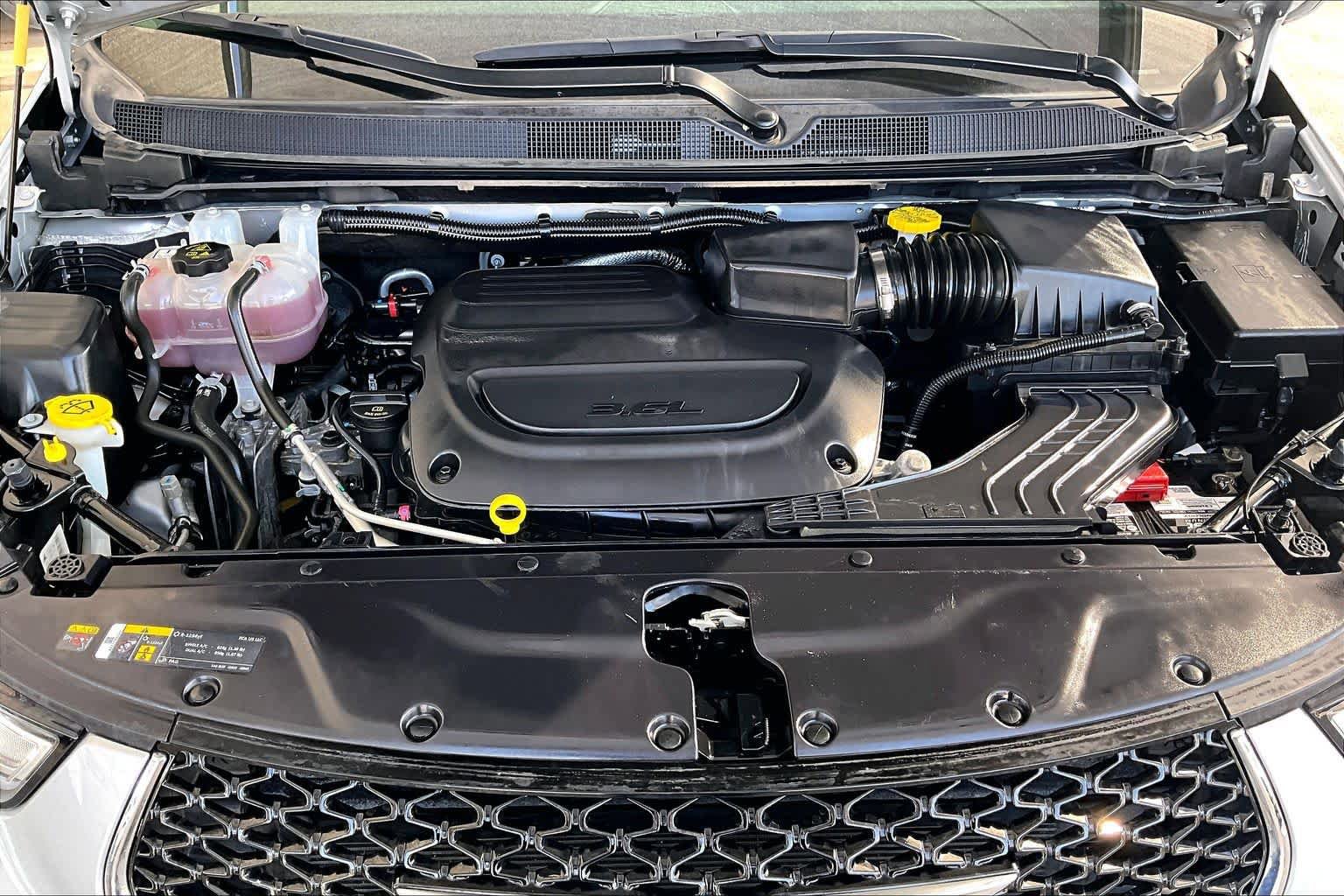 Used 2024 Chrysler Pacifica Touring-L image 31