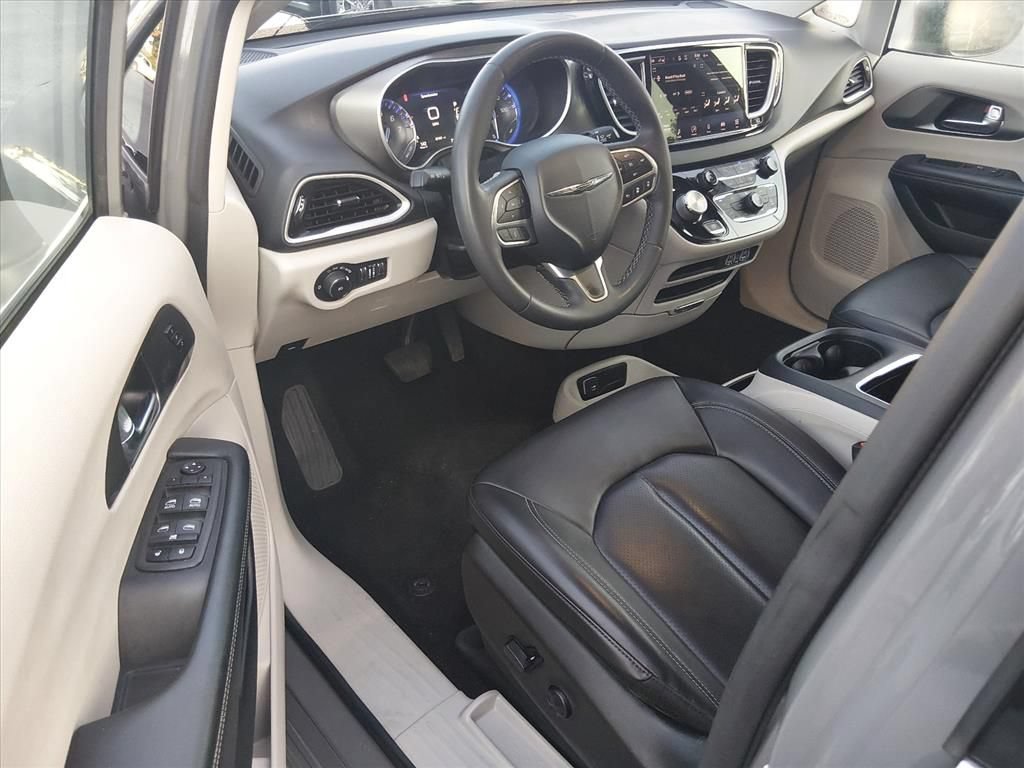 Used 2023 Chrysler Pacifica Touring-L FWD image 10