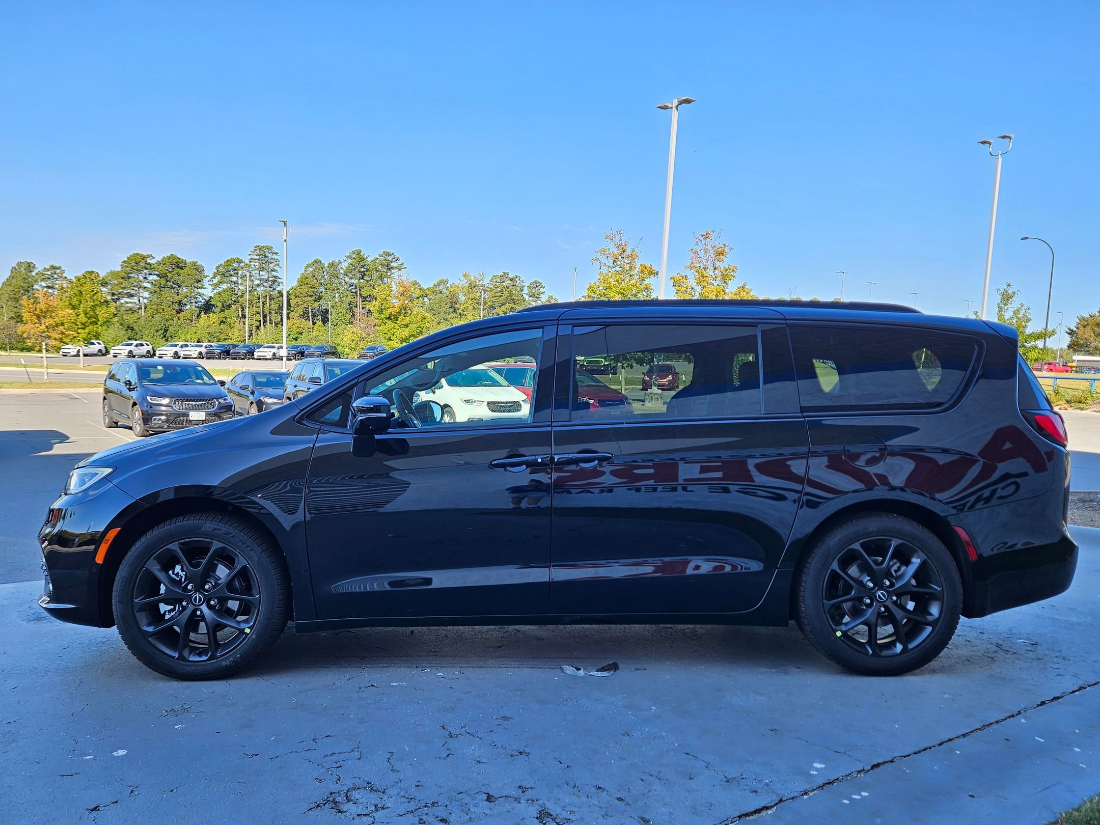 New 2026 Chrysler Pacifica Limited image 4