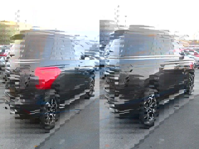 Used 2023 Ford Expedition Max XLT image 2