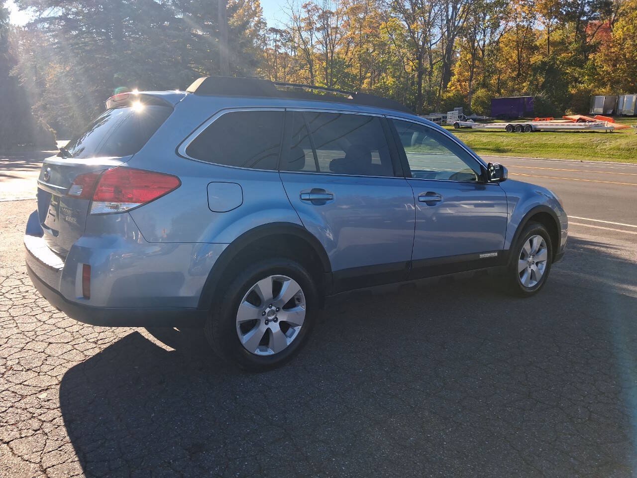 Used 2011 Subaru Outback 2.5i Premium w/ All-Weather Pkg AWD/4WD image 10