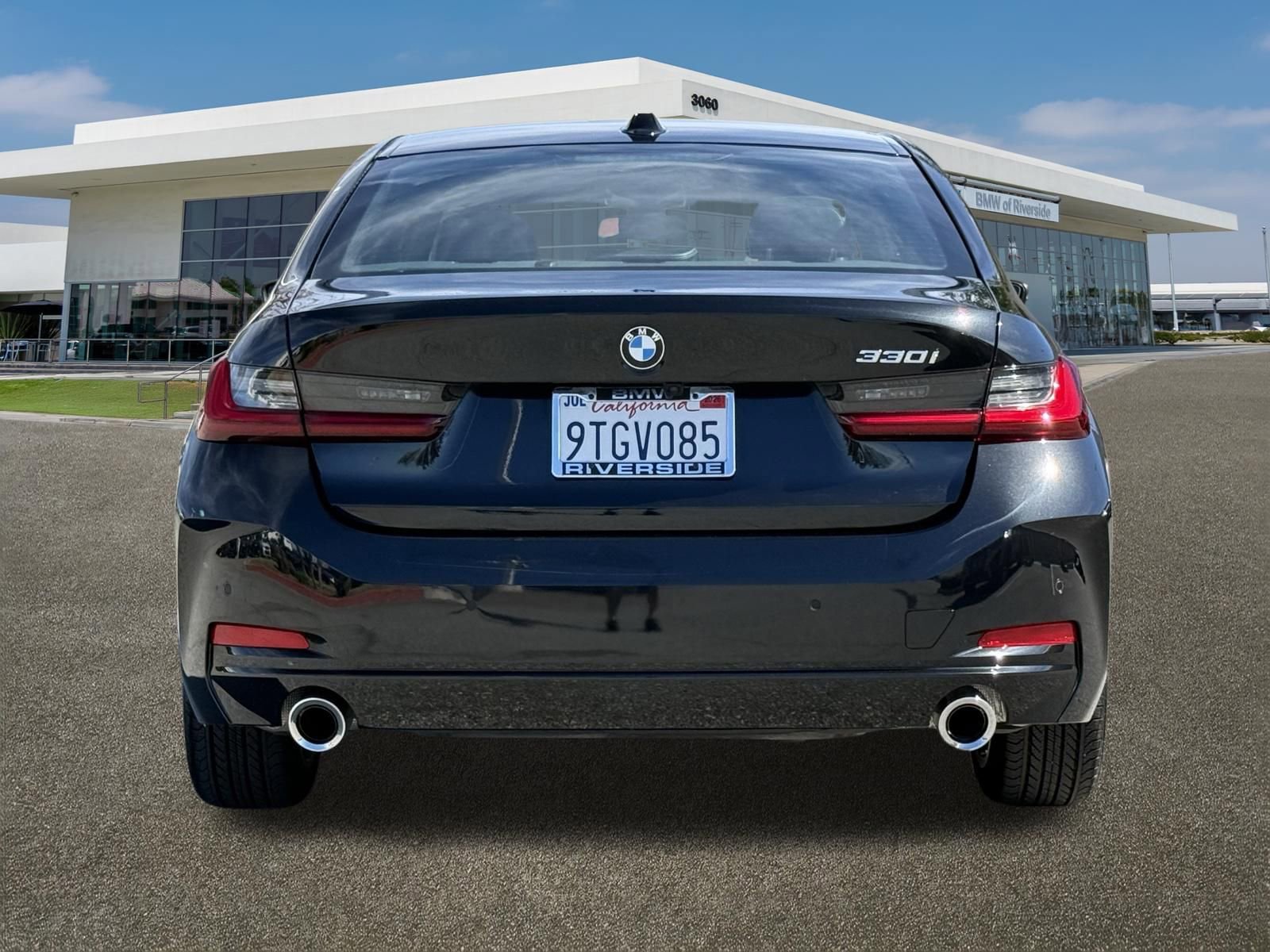 Used 2025 BMW 330i Sedan w/ Premium Package image 9