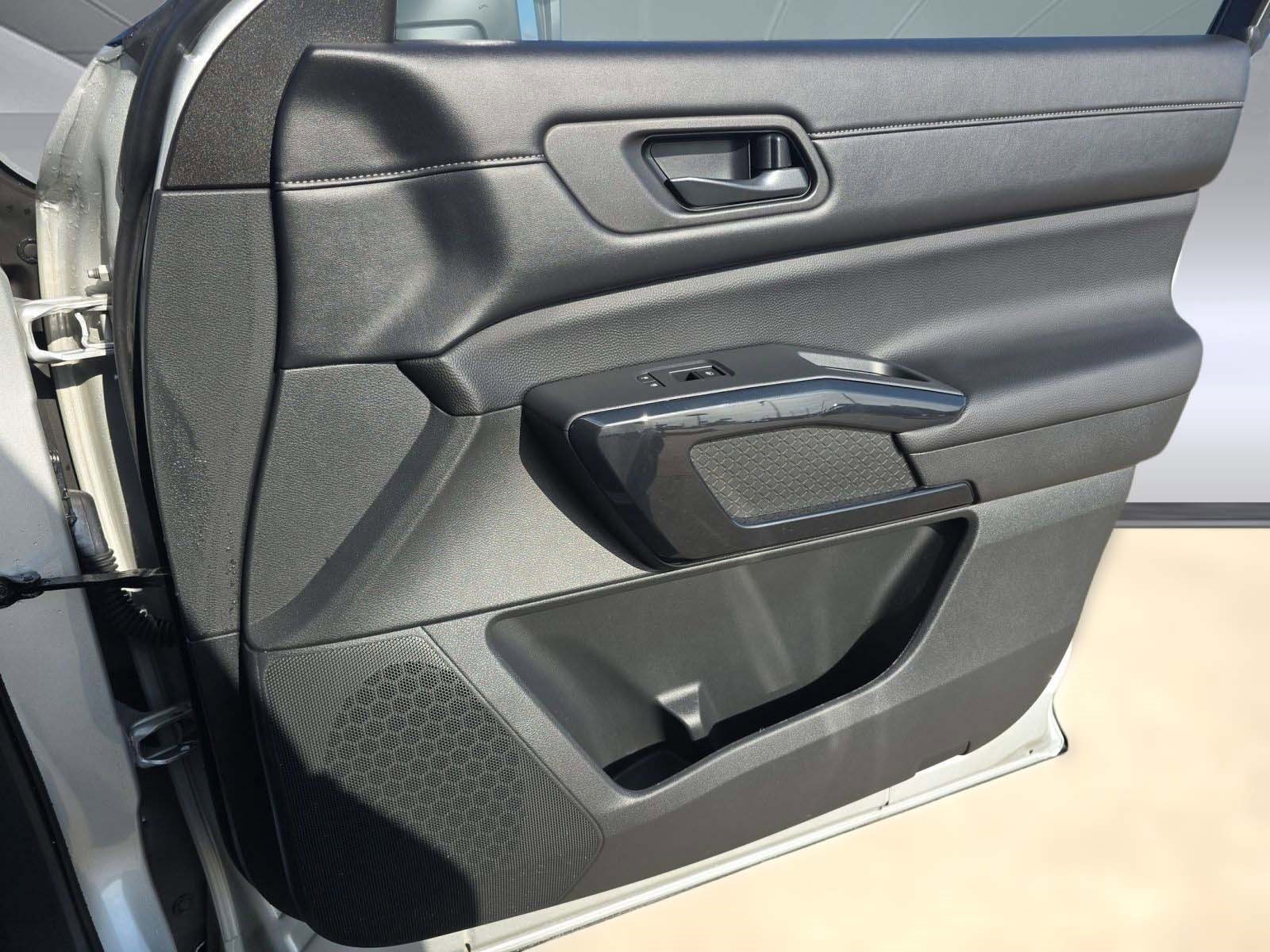 Used 2024 Nissan Pathfinder SV w/ SV Premium Package image 21