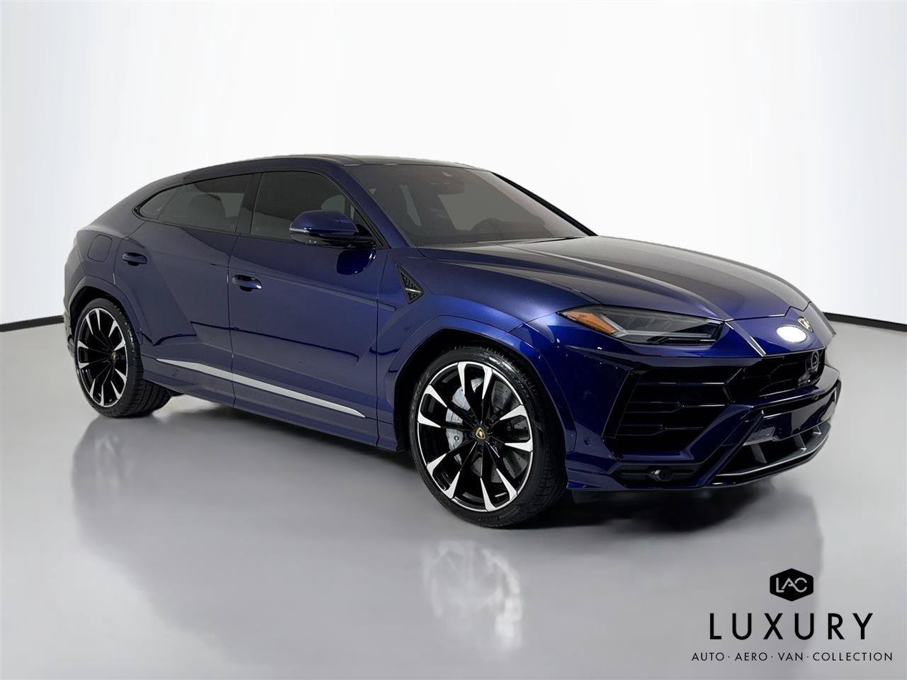 Used 2020 Lamborghini Urus AWD/4WD image 2
