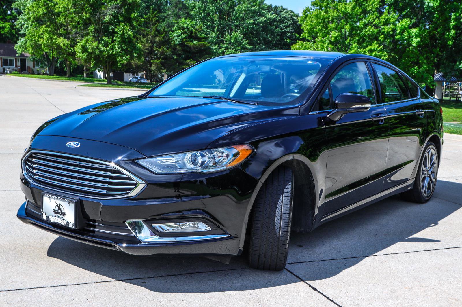 Used 2017 Ford Fusion SE w/ Equipment Group 201A FWD image 3