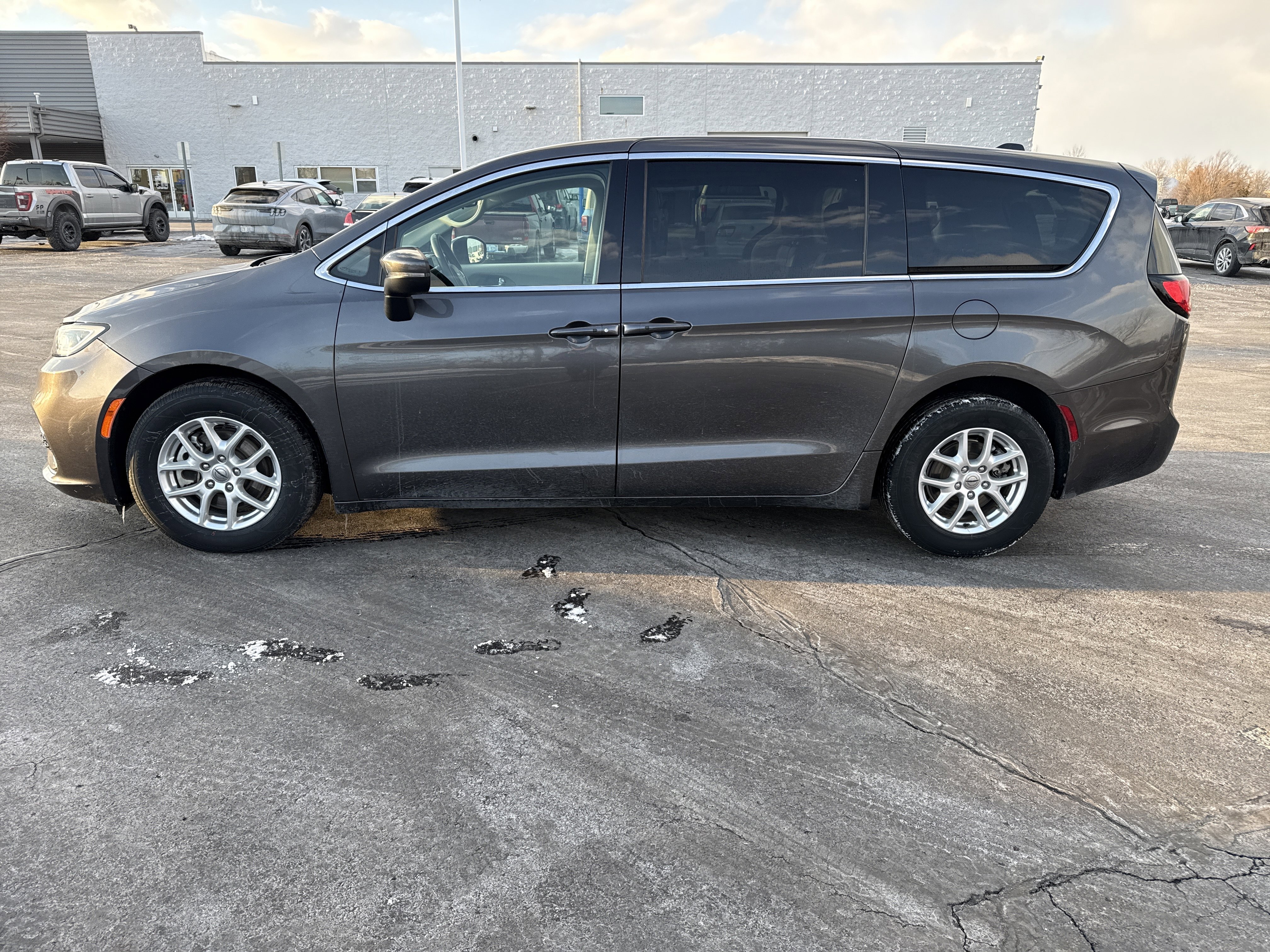 Used 2023 Chrysler Pacifica Touring-L image 3