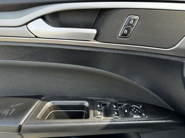 Used 2020 Ford Fusion SE image 16