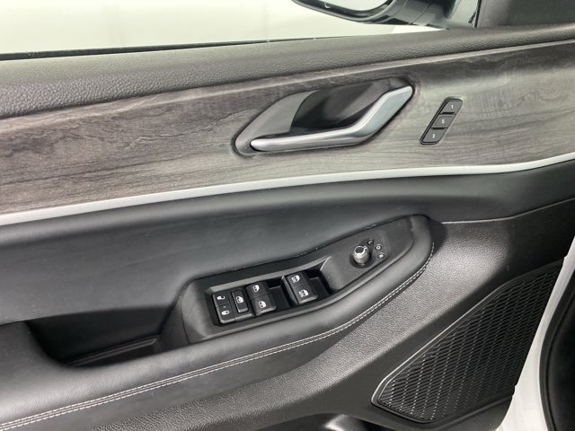 Used 2025 Jeep Grand Cherokee L Limited w/ Black Appearance Package AWD/4WD image 16