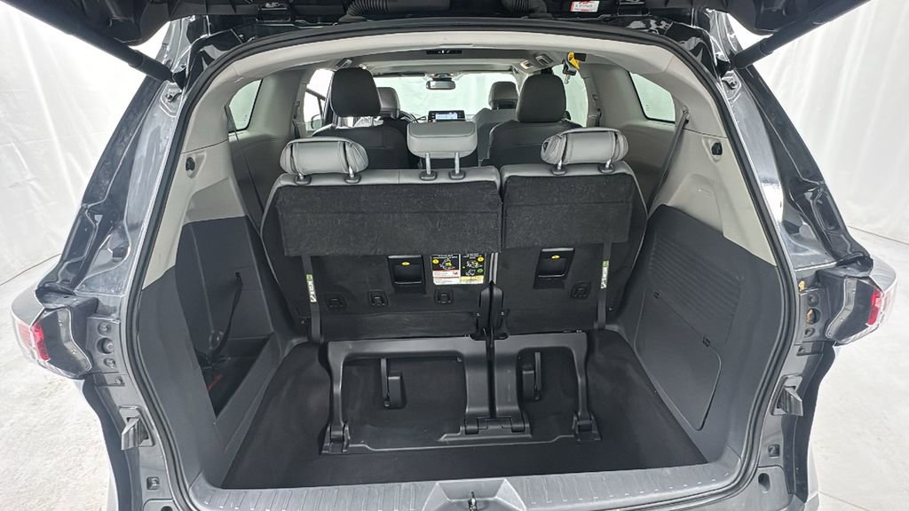 Used 2024 Toyota Sienna XLE image 17