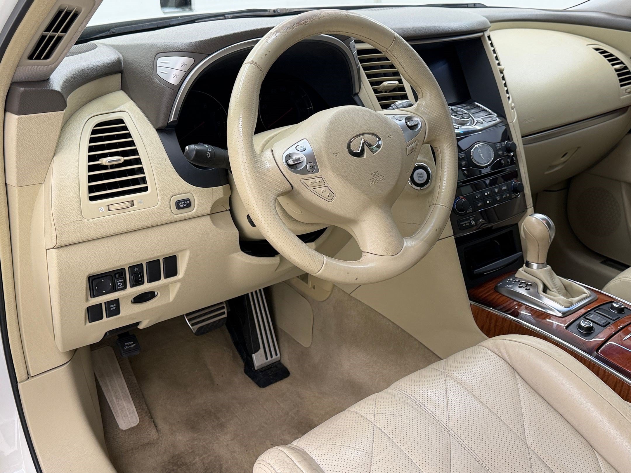 Used 2011 INFINITI FX35 AWD w/ Premium Pkg image 4
