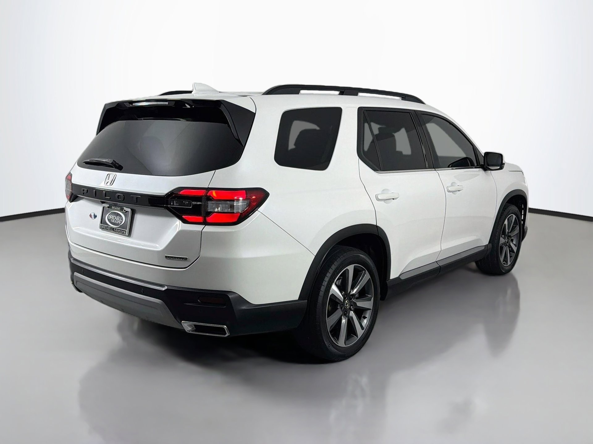Used 2024 Honda Pilot Touring image 3