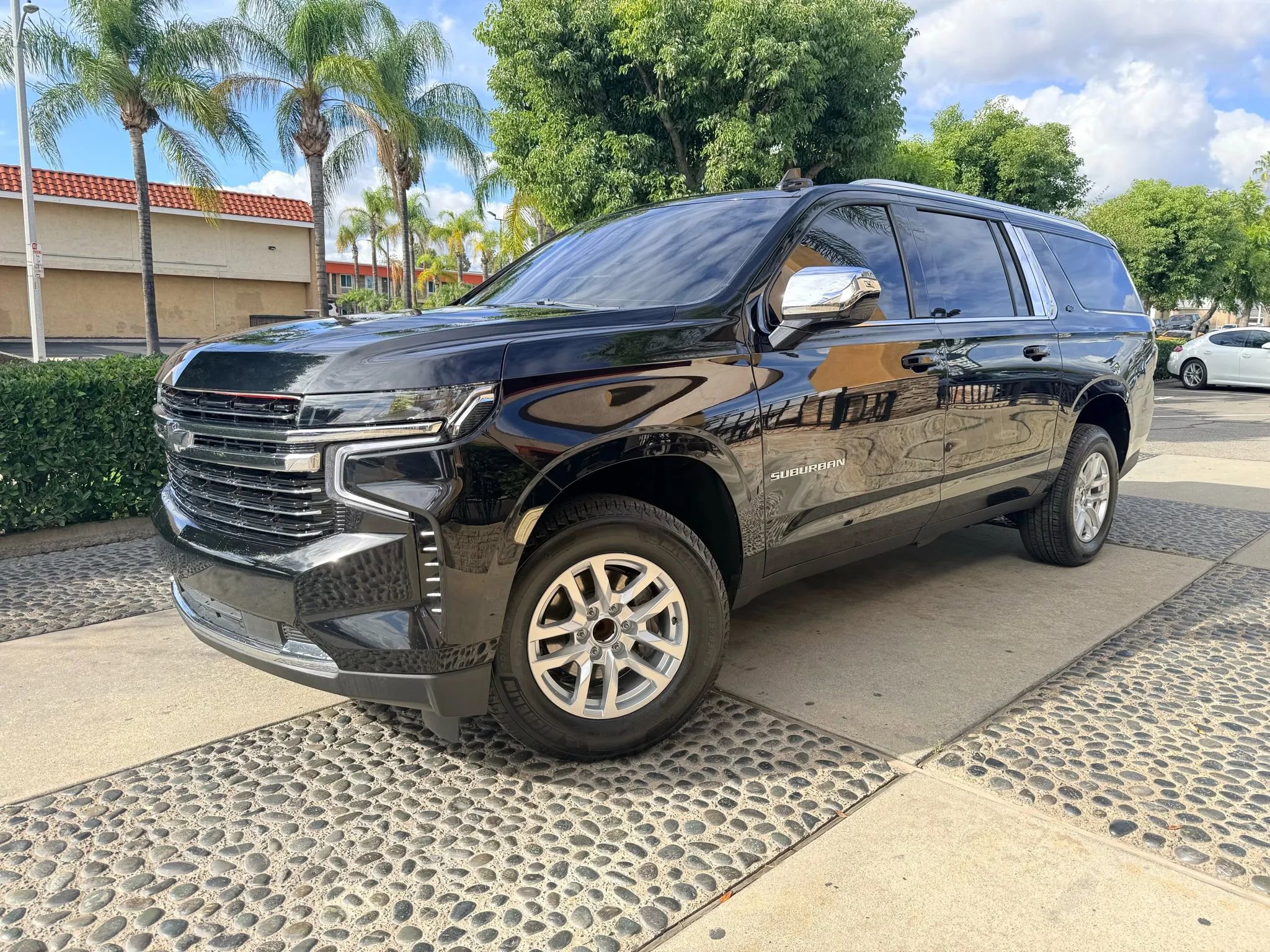 Used 2021 Chevrolet Suburban LT RWD image 1