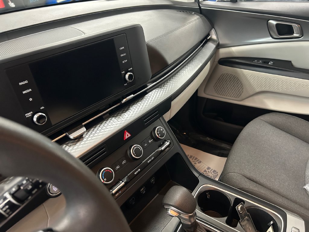 Used 2022 Kia Carnival LX FWD image 26