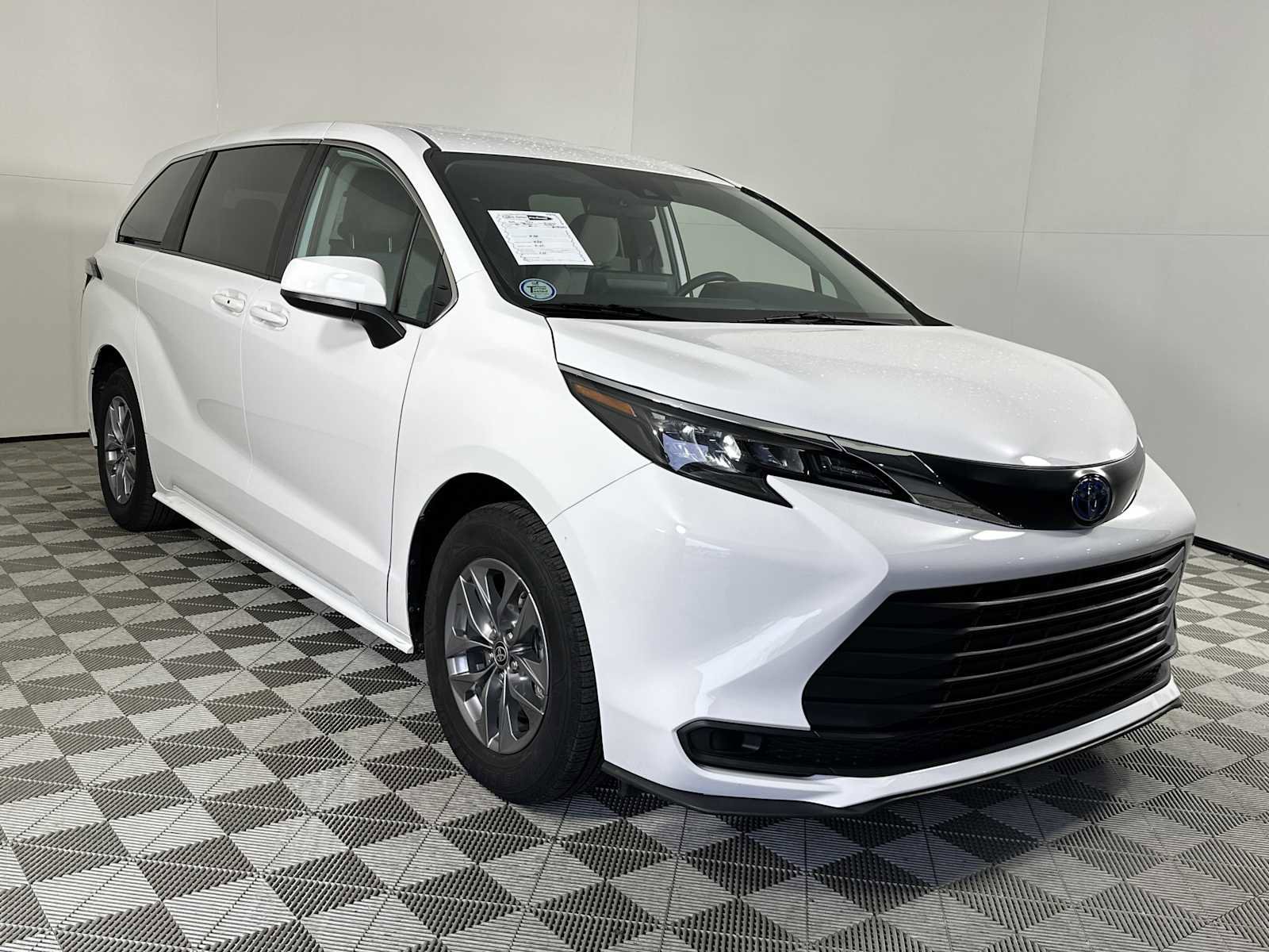 Used 2024 Toyota Sienna LE FWD image 2