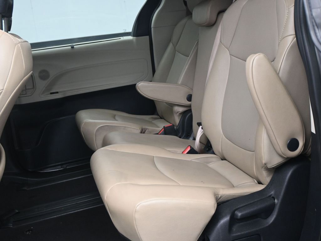 Used 2021 Toyota Sienna XLE image 13