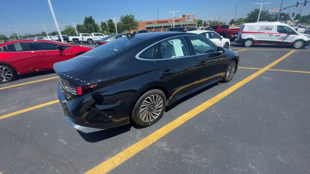 Used 2025 Hyundai Sonata SEL FWD image 2