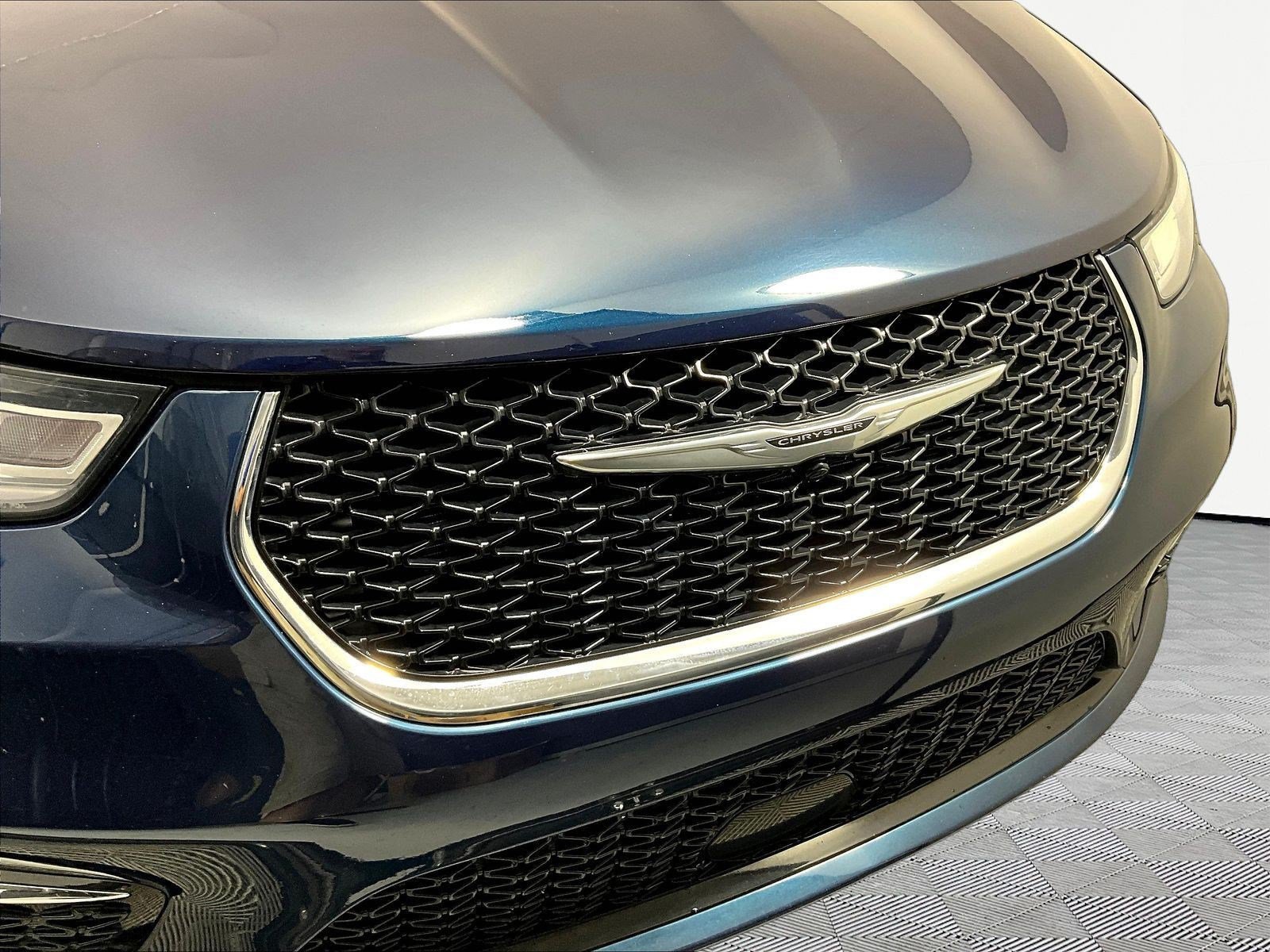 Used 2021 Chrysler Pacifica Touring-L FWD image 32