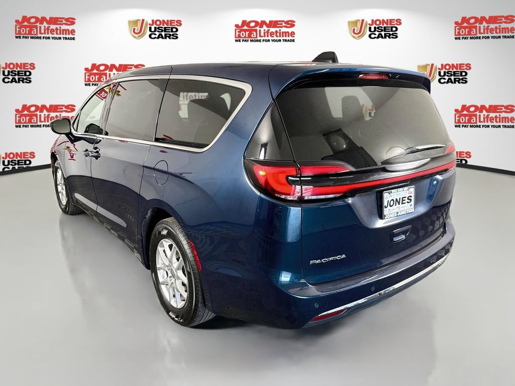 Used 2025 Chrysler Pacifica Select FWD image 2