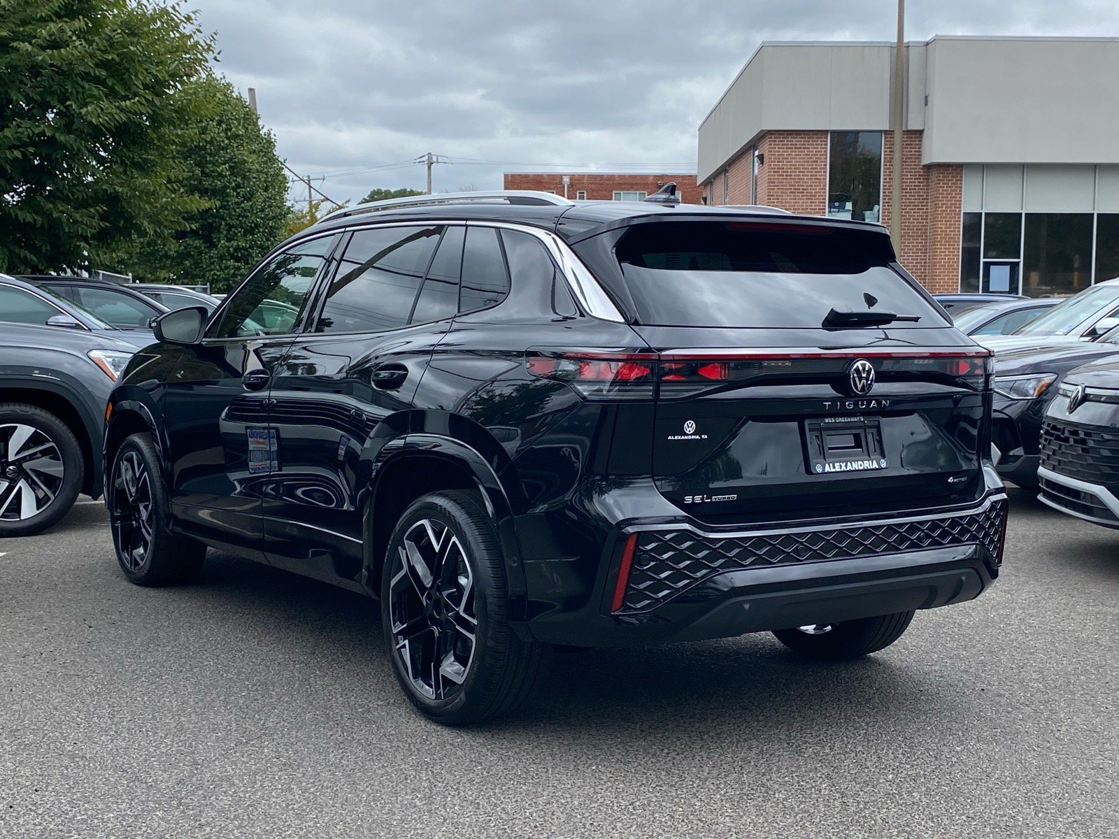 New 2026 Volkswagen Tiguan SEL R-Line AWD/4WD image 4
