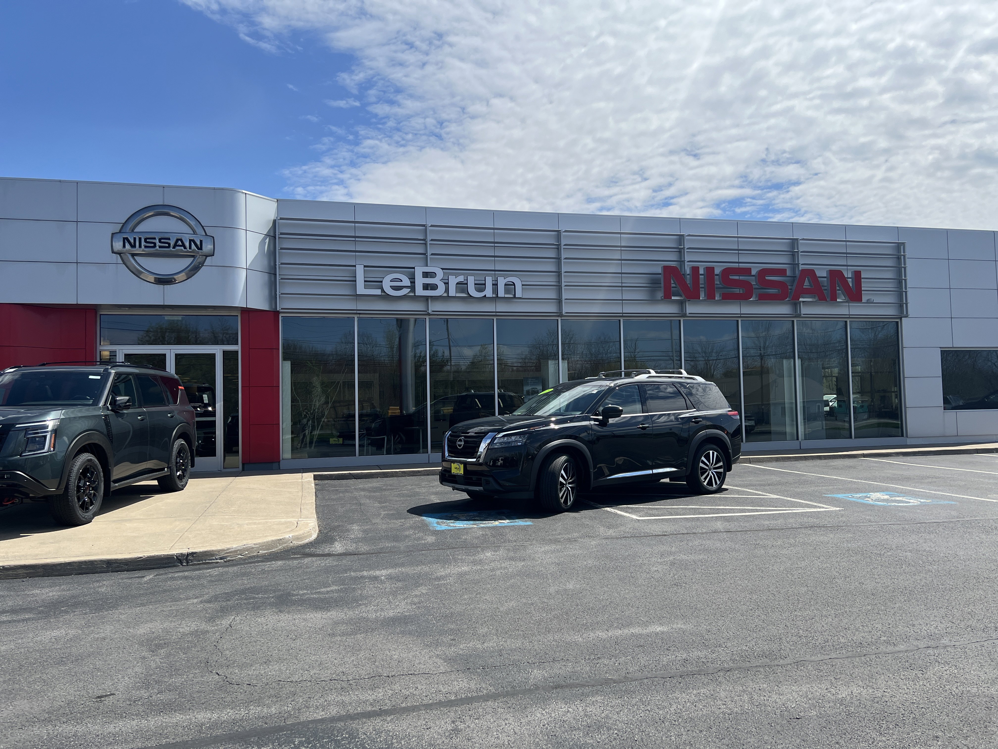 Used 2025 Nissan Pathfinder Platinum w/ Cargo Package AWD/4WD image 1