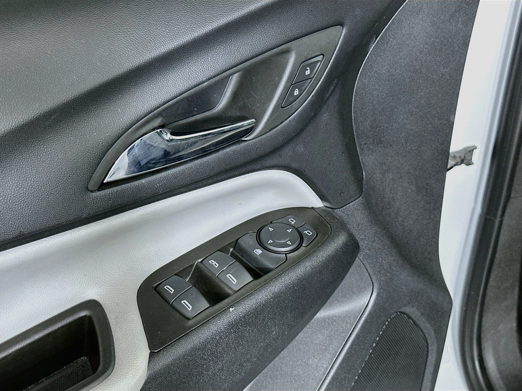 Used 2023 Chevrolet Equinox LS w/ Midnight Edition FWD image 15