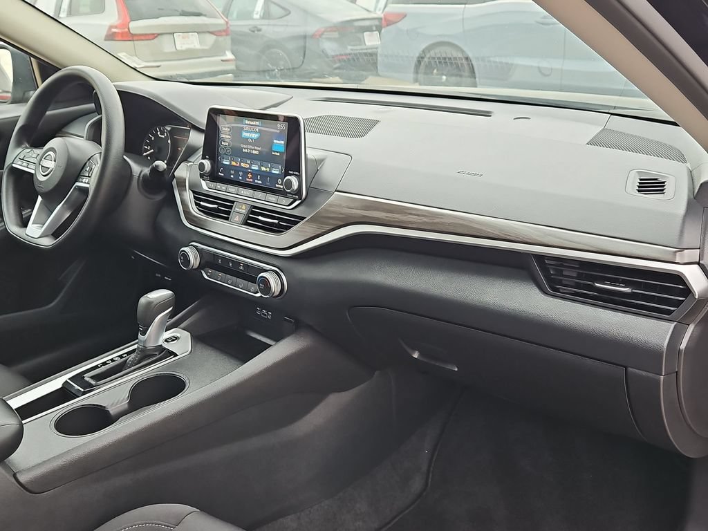 Used 2025 Nissan Altima 2.5 SV FWD image 32