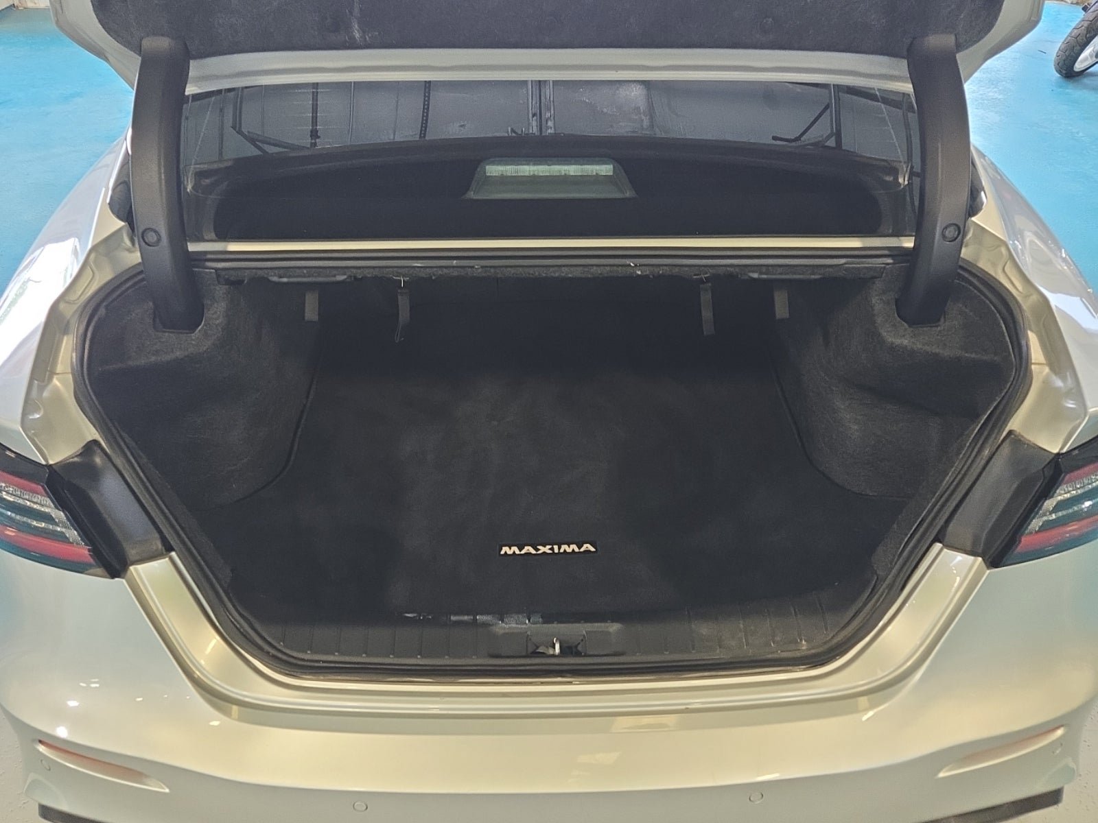 Used 2022 Nissan Maxima SV w/ Floor Mat Group FWD image 11