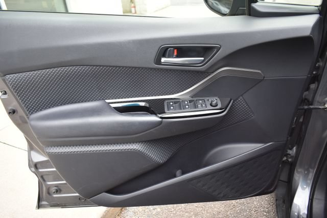 Used 2019 Toyota C-HR XLE FWD image 17