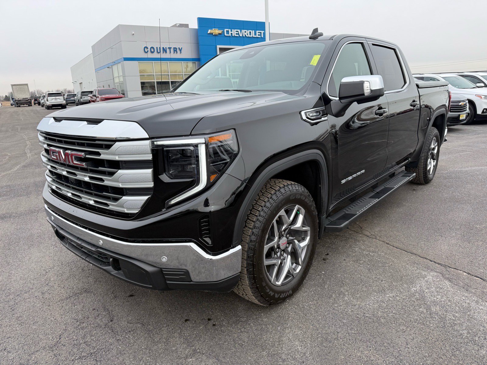 Used 2025 GMC Sierra 1500 SLE w/ Preferred Package AWD/4WD image 9