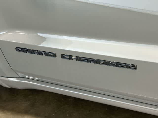 Used 2020 Jeep Grand Cherokee Altitude RWD image 30