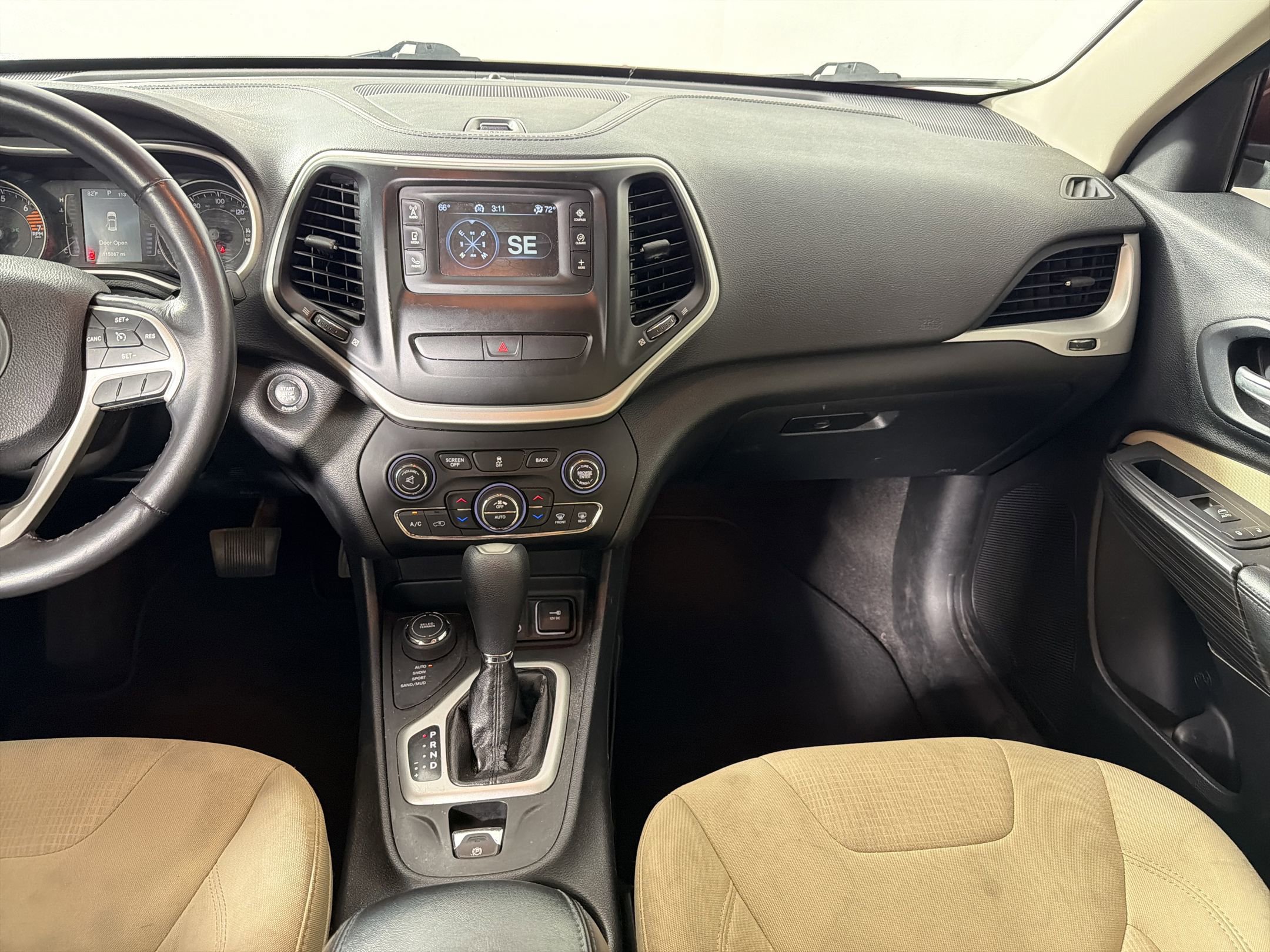 Used 2016 Jeep Cherokee Latitude w/ Comfort/Convenience Group AWD/4WD image 28