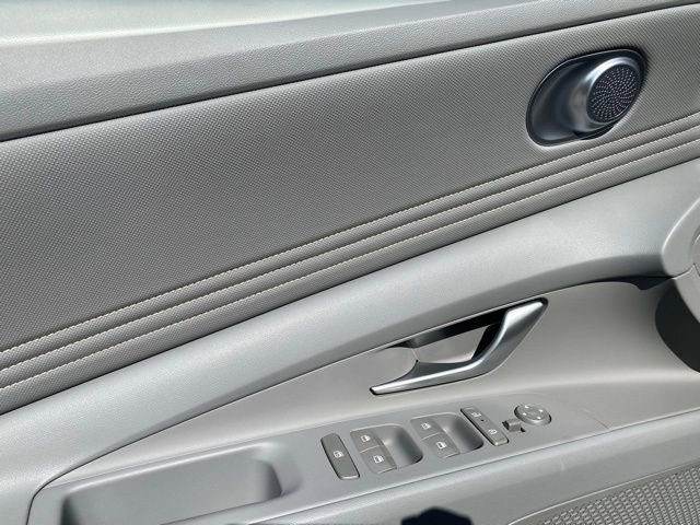 New 2025 Hyundai Elantra SEL image 23