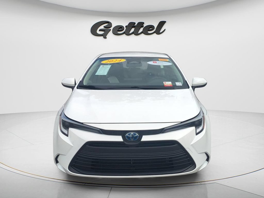 Used 2024 Toyota Corolla LE FWD image 2