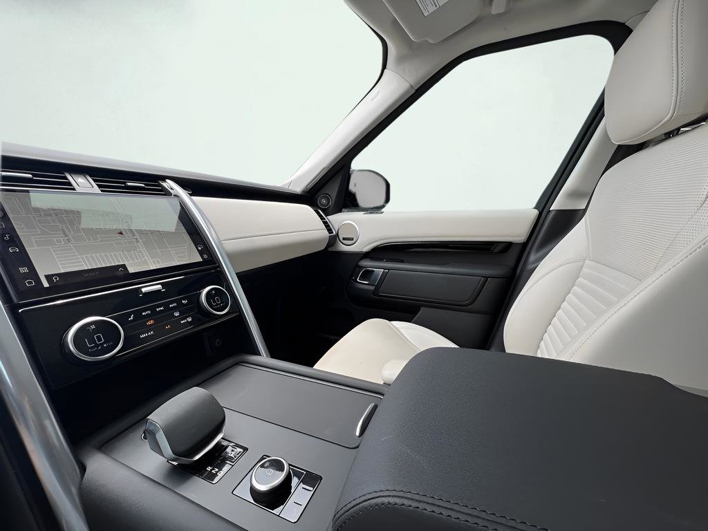 Used 2024 Land Rover Discovery S image 31